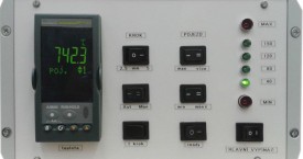 <b> Ovládání pojezdu </b>:  Tento panel je napojen na měřicí hlavici. Obsahuje regulátor e3508 ukazující aktuální teplotu a několik tlačítek pro ovládání pohybu (při přemnutí Man -> Aut ovládání řídí řídicí SW).
